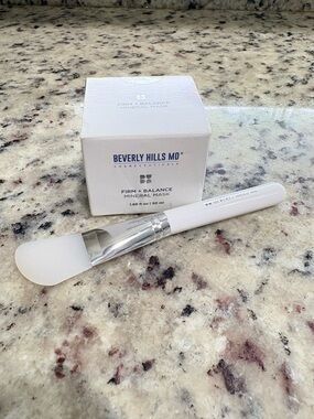 Beverly Hills Firm and Balance Mineral Clay Mask & spatula